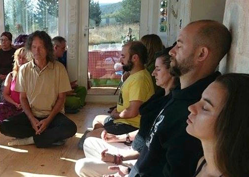 Meditando durante el 12º Encuentro de Amor y Vida